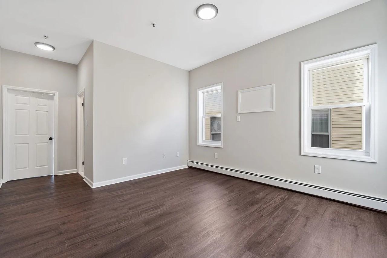 162 Clerk St - Photo 4 of 10