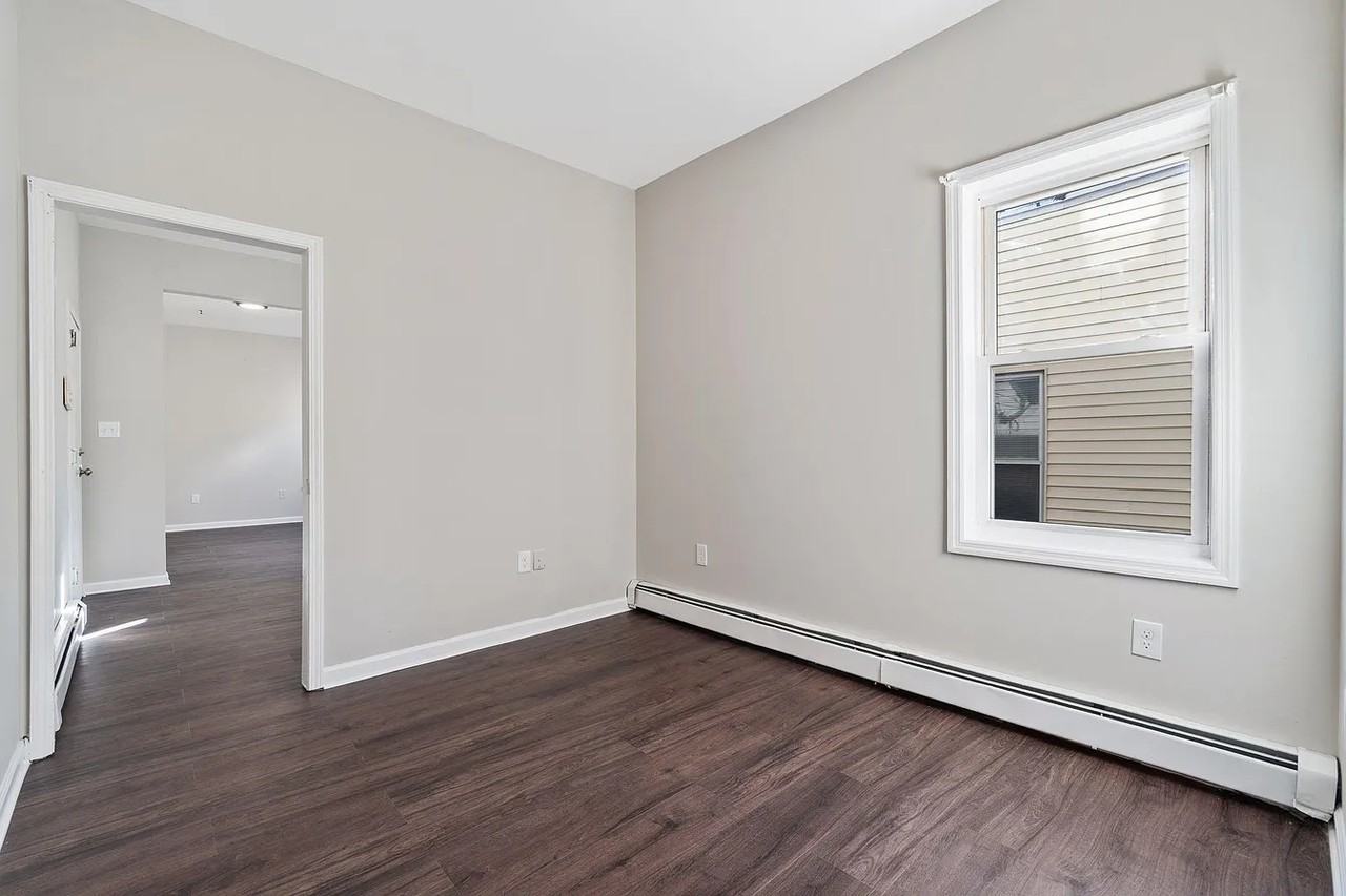 162 Clerk St - Photo 6 of 10