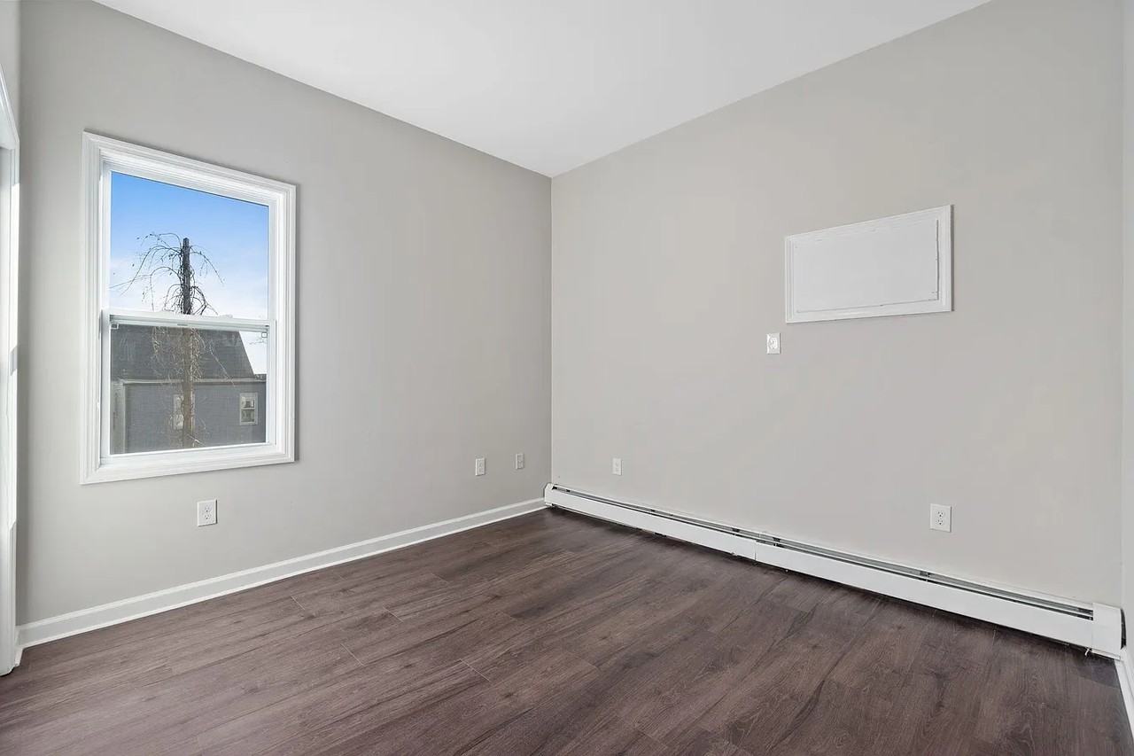 162 Clerk St - Photo 7 of 10