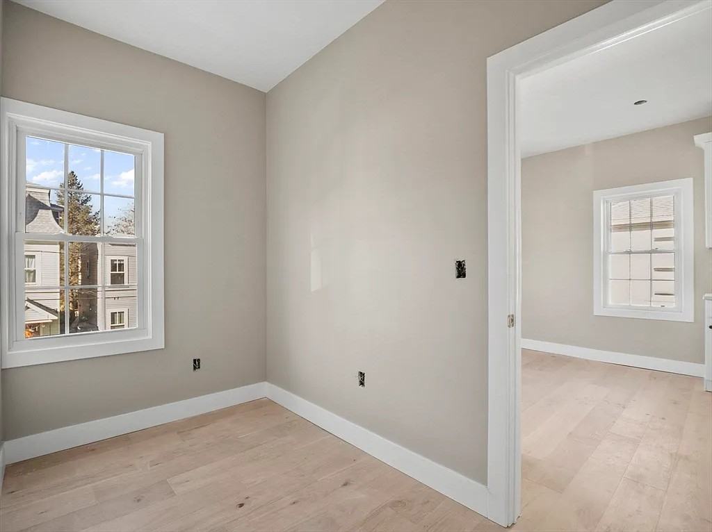 350 Windsor St - Photo 6 of 9