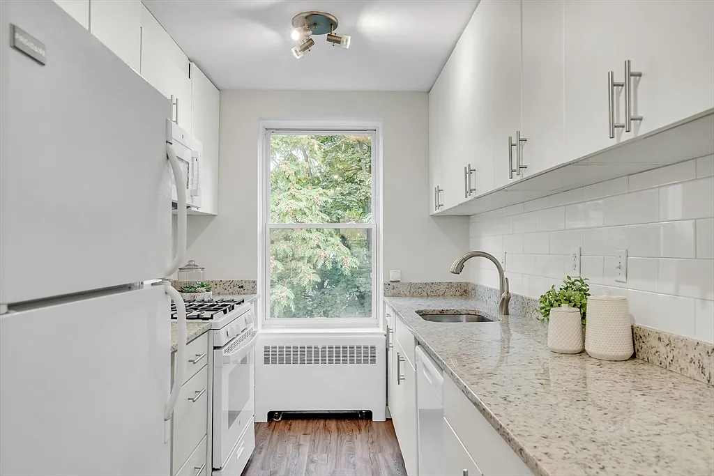 136 Beaconsfield Rd - Photo 5 of 14