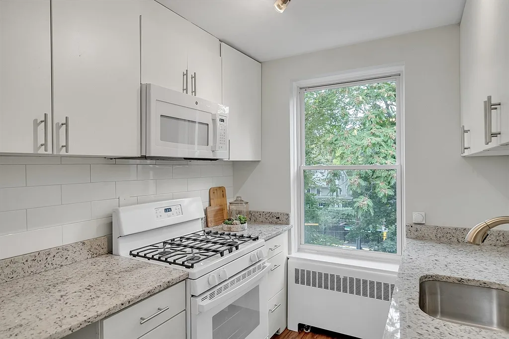 136 Beaconsfield Rd - Photo 6 of 14