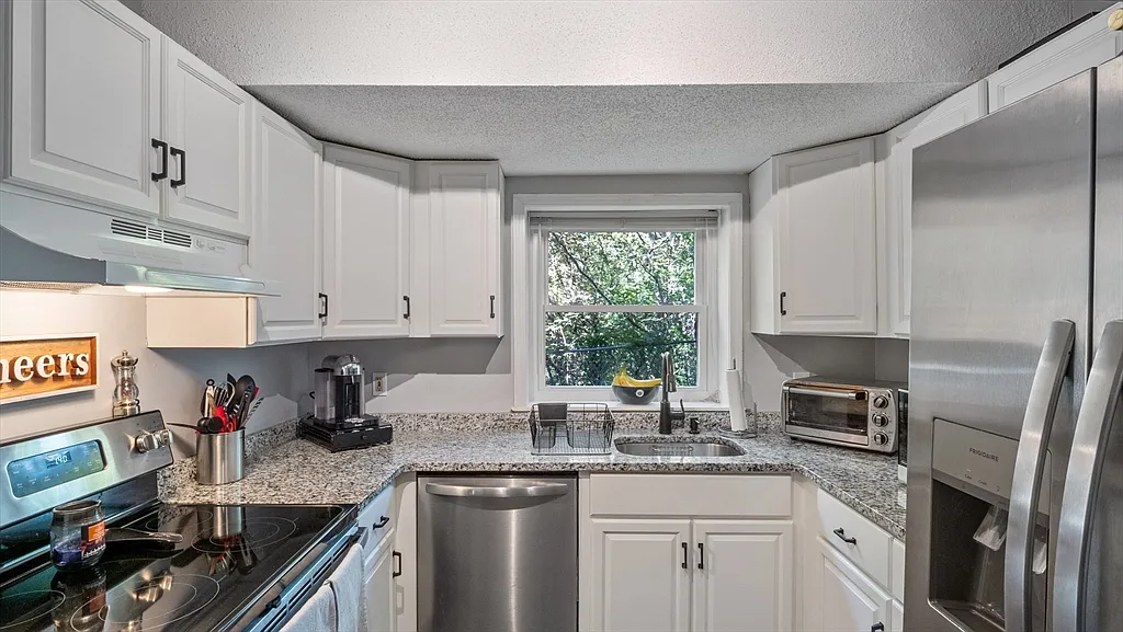 4 Duck Pond Rd - Photo 6 of 11