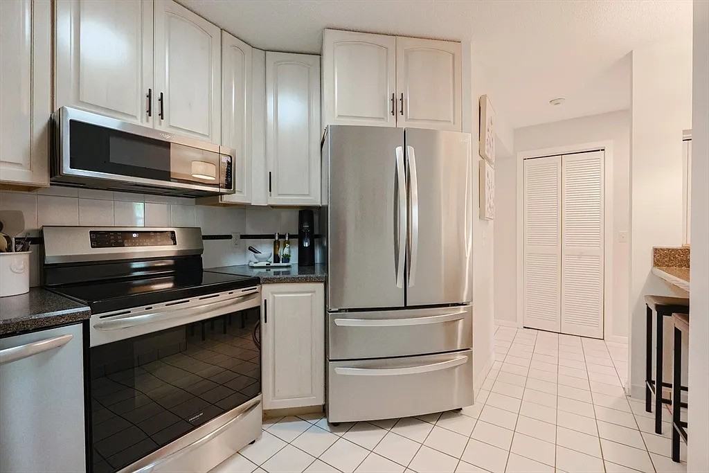 51 Pettee St - Photo 3 of 24