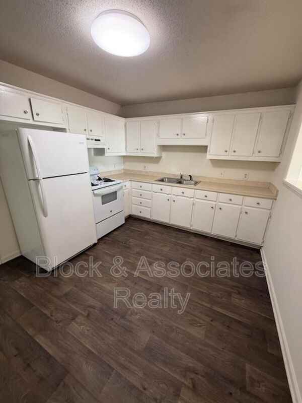 120 W Presnell St #C - Photo 3 of 5