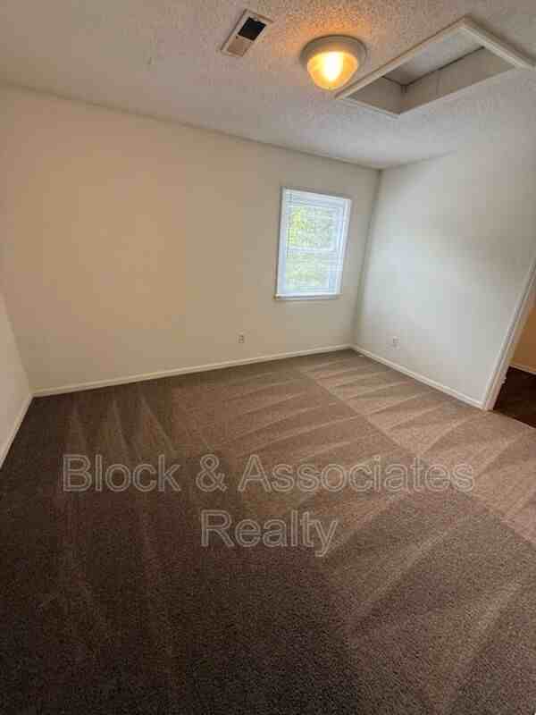 120 W Presnell St #C - Photo 4 of 5