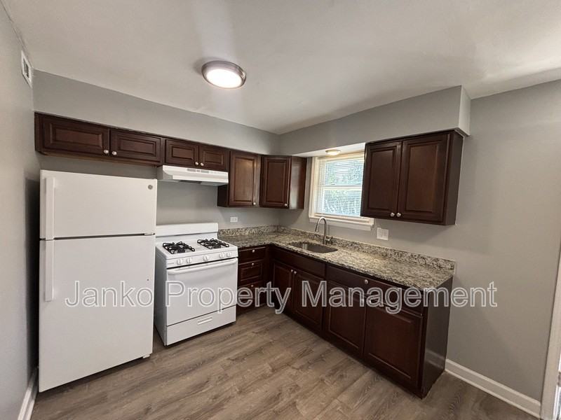 392 Hickory St #1E - Photo 2 of 7