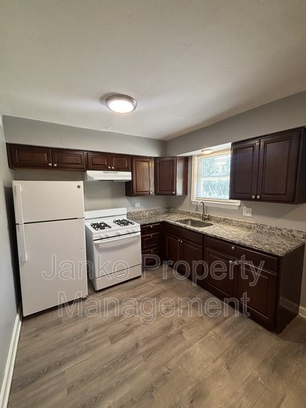 392 Hickory St #1E - Photo 3 of 7