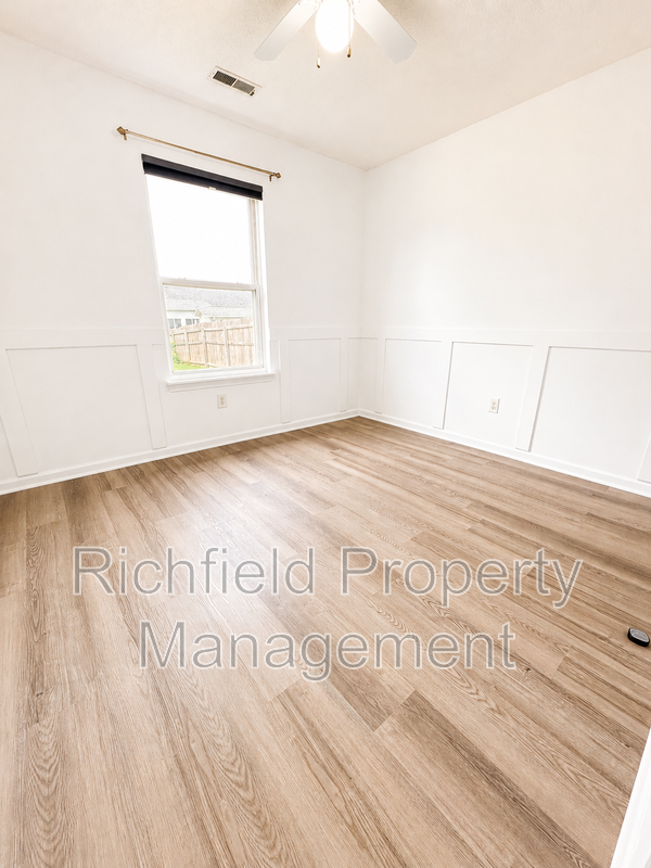 1704 Crimson Ln - Photo 3 of 21