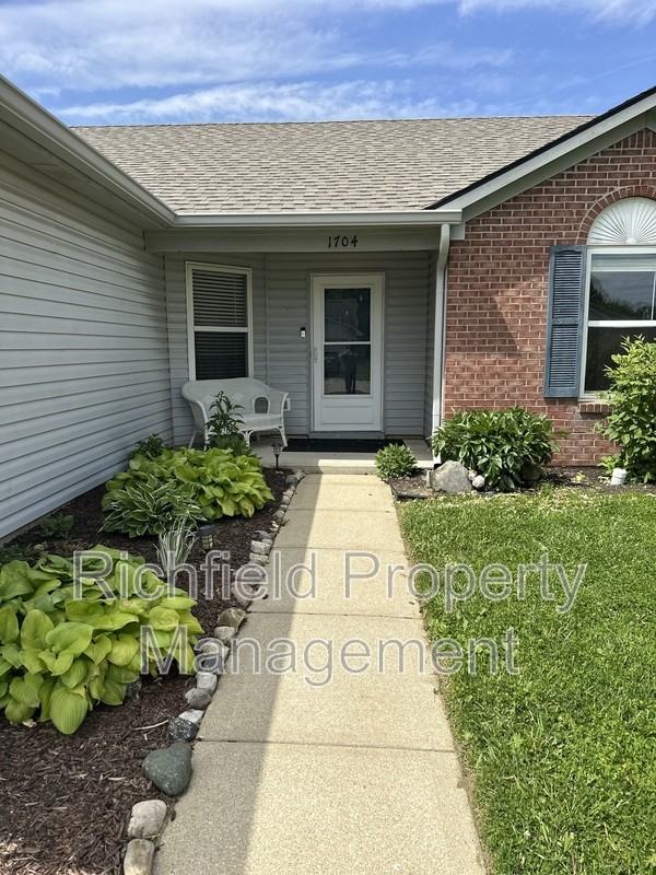1704 Crimson Ln - Photo 7 of 21