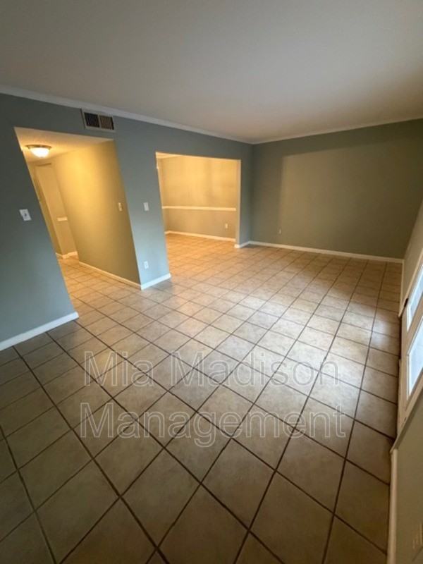 527 Tibet Ave #3 - Photo 4 of 22