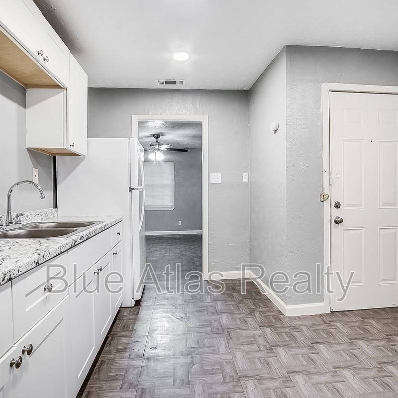 2215 Riverview Dr - Photo 3 of 19