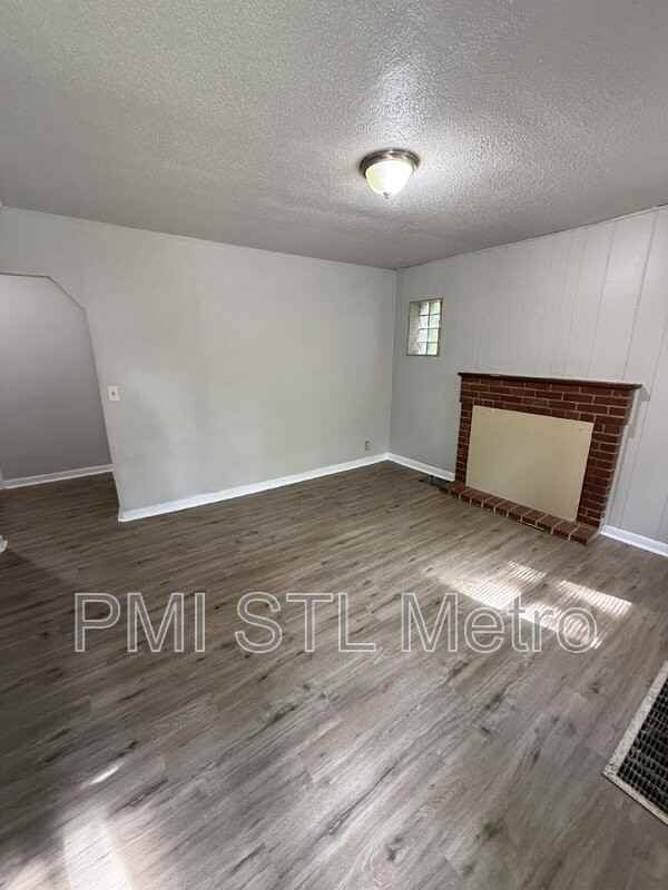 6170 Emerald Ave - Photo 2 of 11