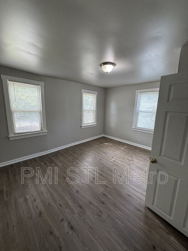 6170 Emerald Ave - Photo 4 of 11