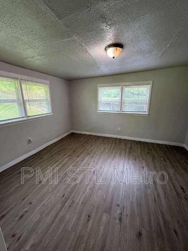6170 Emerald Ave - Photo 6 of 11