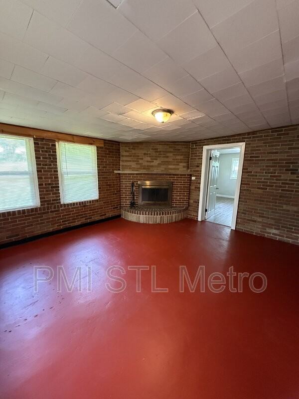 6170 Emerald Ave - Photo 7 of 11