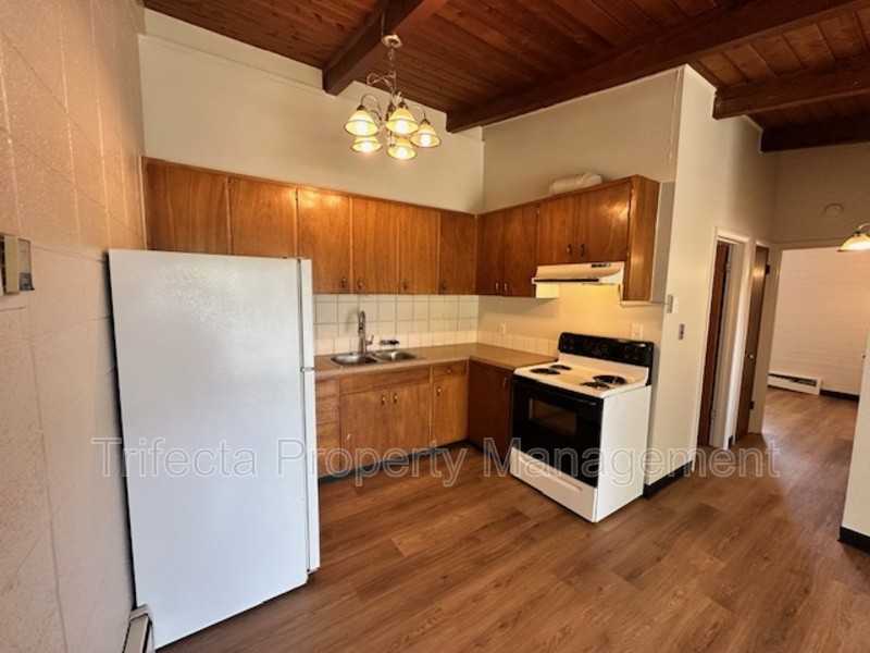 610 Parker St Apt B - Photo 3 of 7