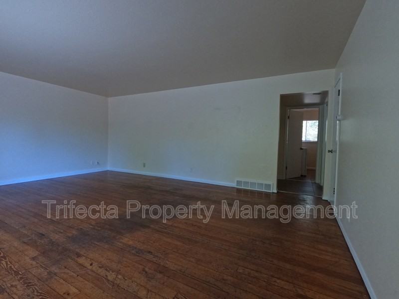 1125 Peterson St - Photo 3 of 14