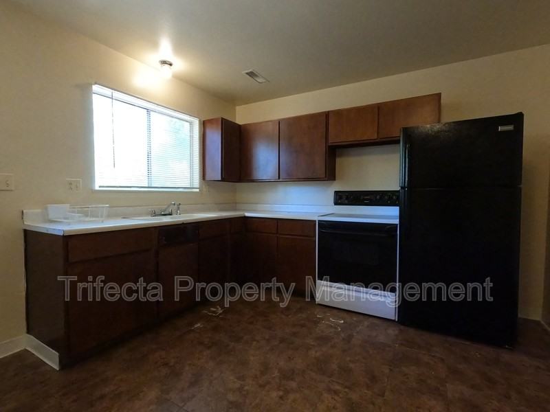 1125 Peterson St - Photo 4 of 14
