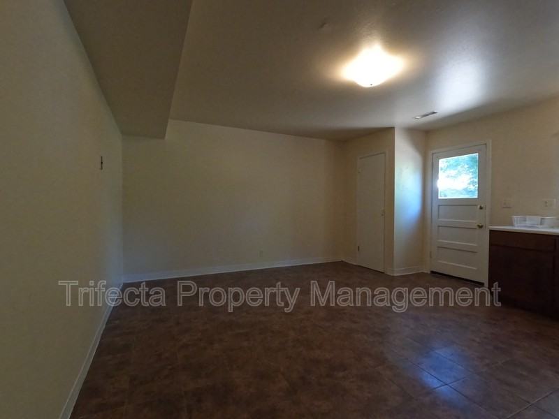 1125 Peterson St - Photo 5 of 14