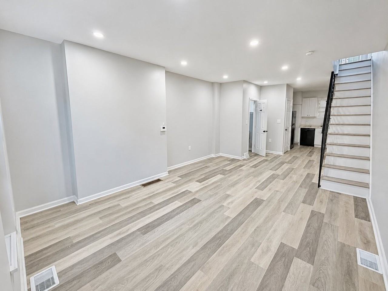 2544 N Chadwick St - Photo 2 of 18