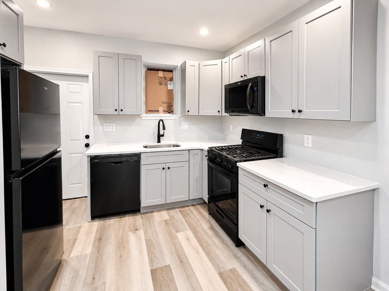 2544 N Chadwick St - Photo 4 of 18