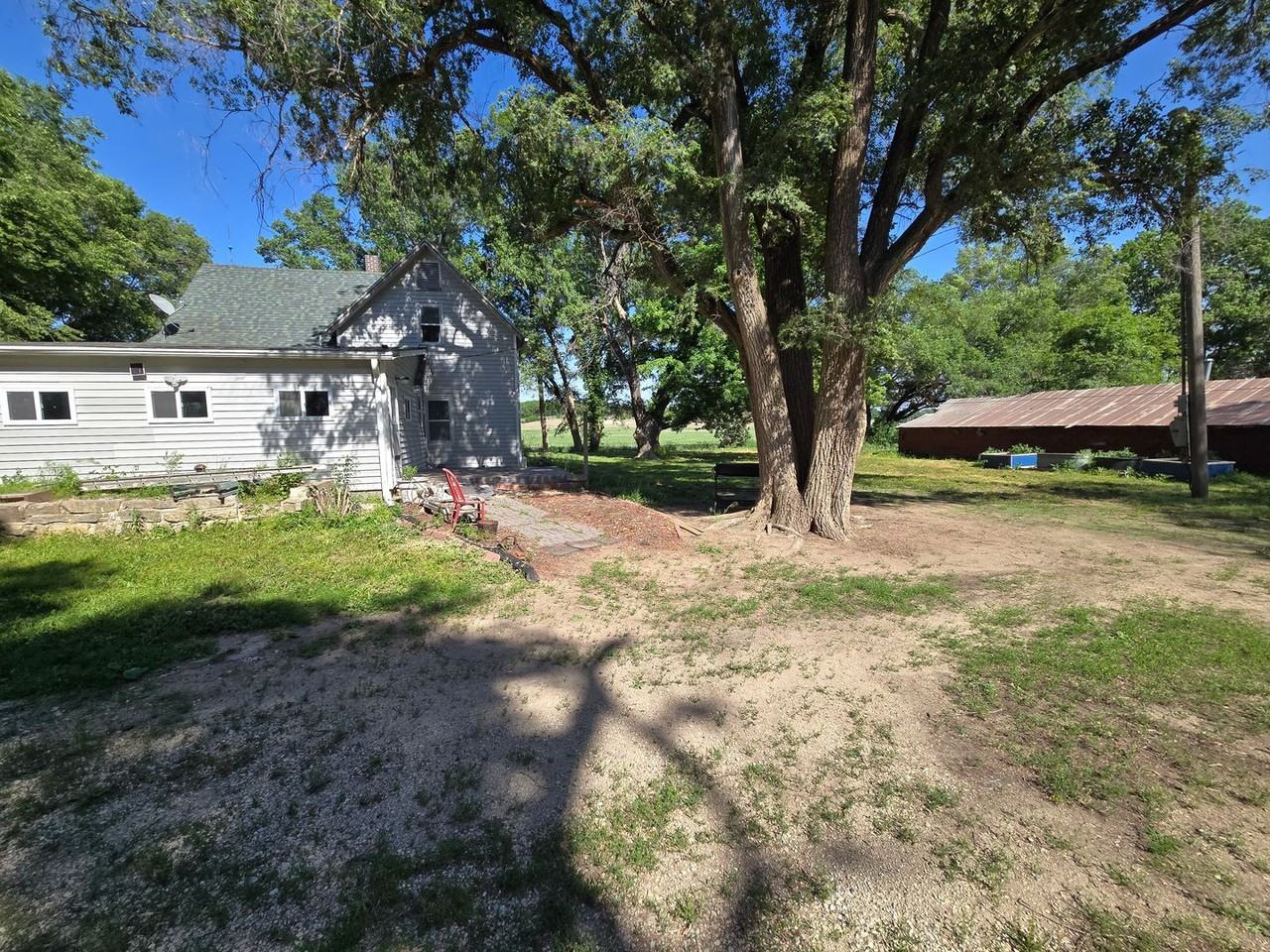 1405 Redwood Rd - Photo 4 of 22