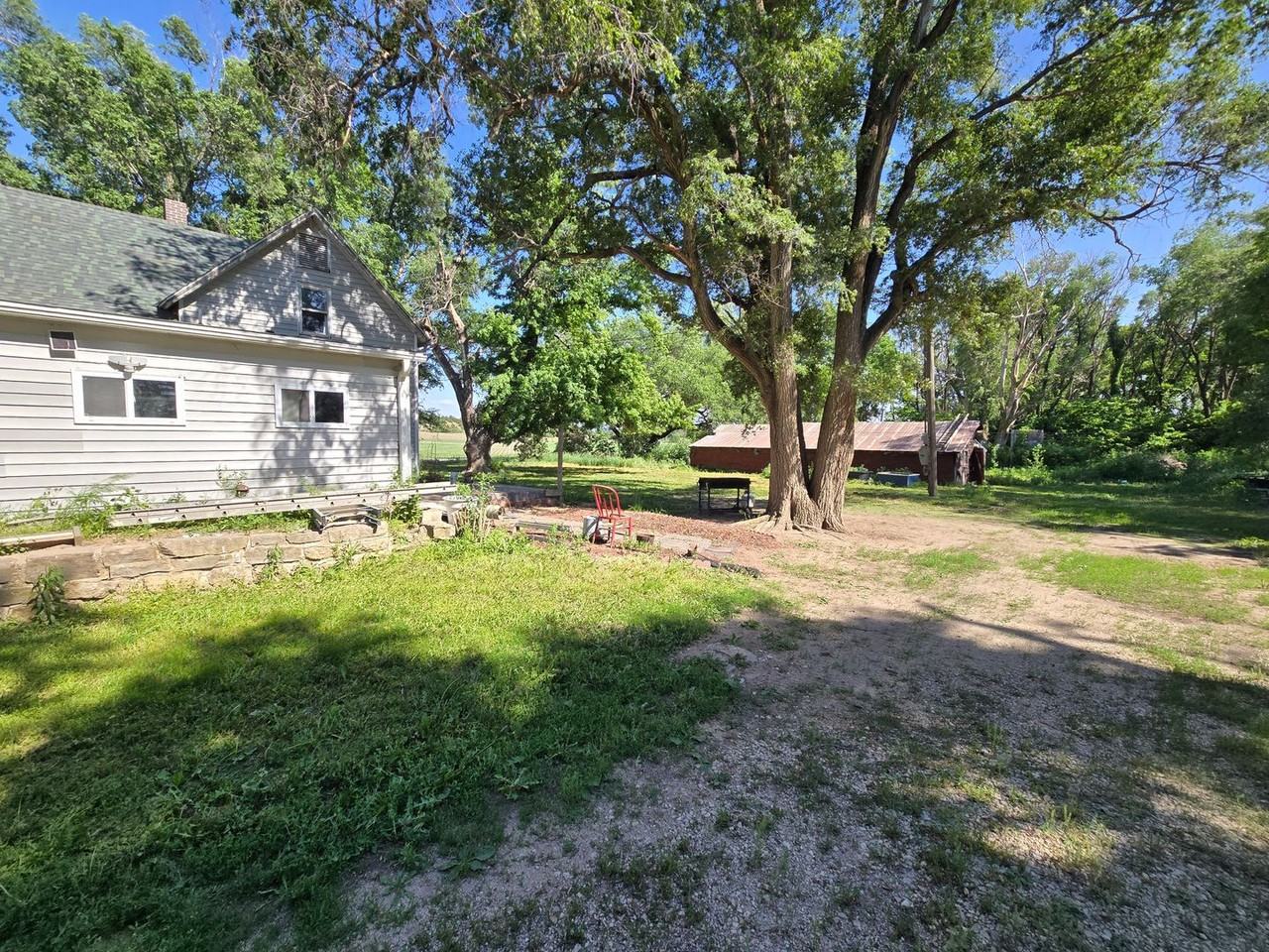 1405 Redwood Rd - Photo 5 of 22