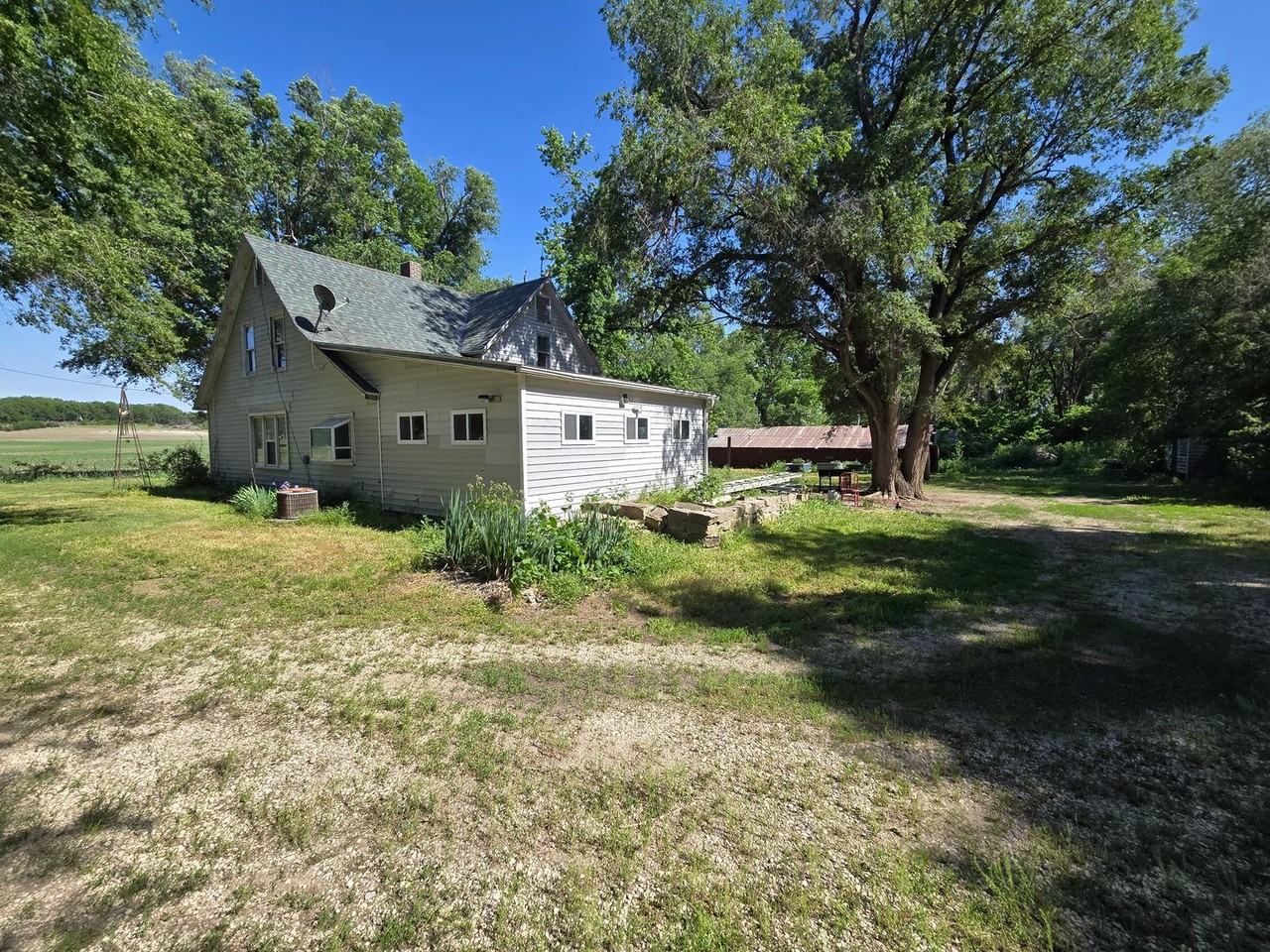1405 Redwood Rd - Photo 7 of 22