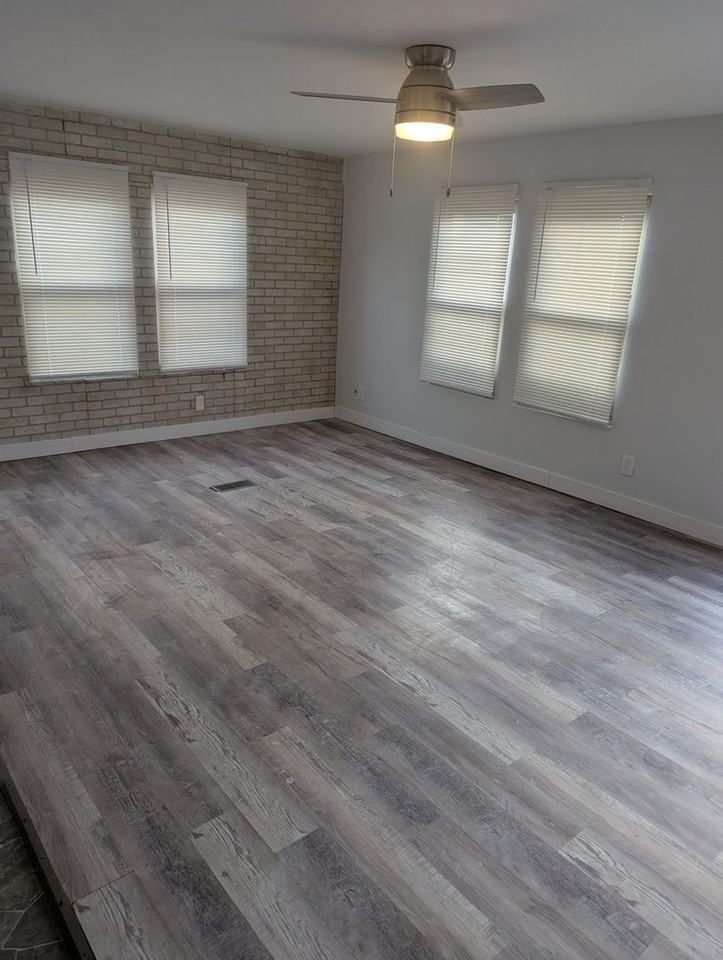 2241 Astor St - Photo 2 of 9