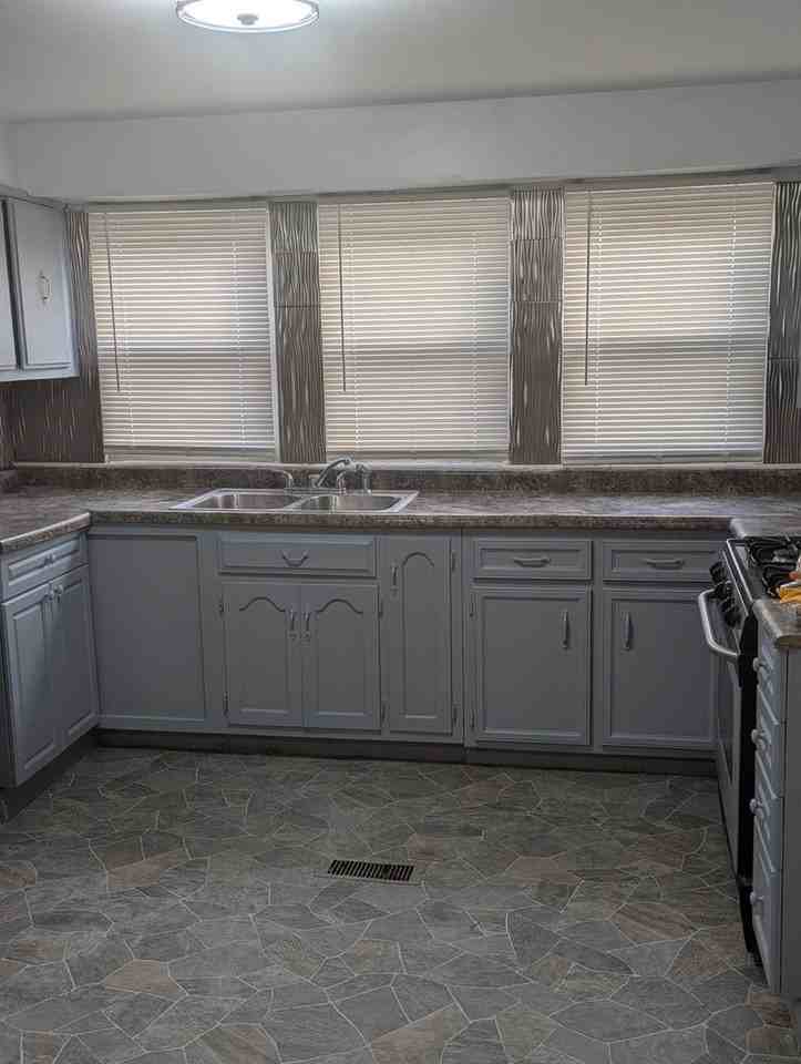 2241 Astor St - Photo 3 of 9