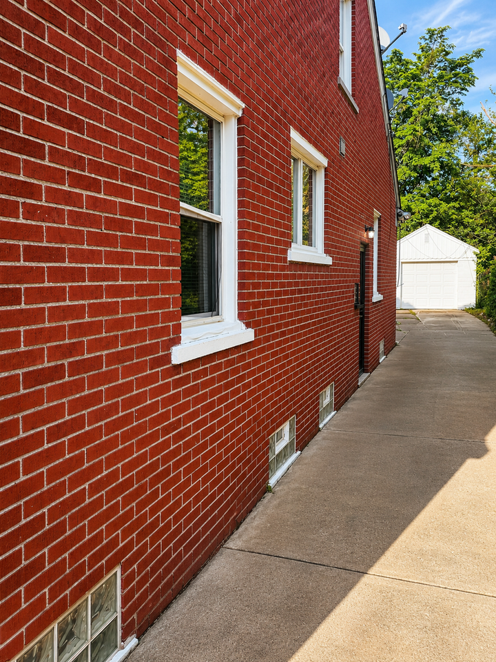 9168 Wayburn St - Photo 2 of 6