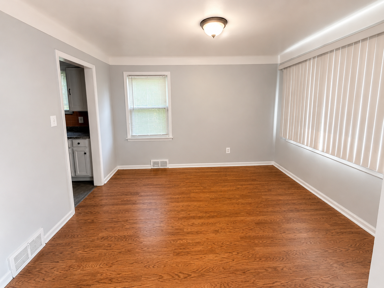 9168 Wayburn St - Photo 4 of 6