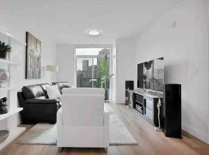 399 Queen St S #513 - Photo 5 of 8