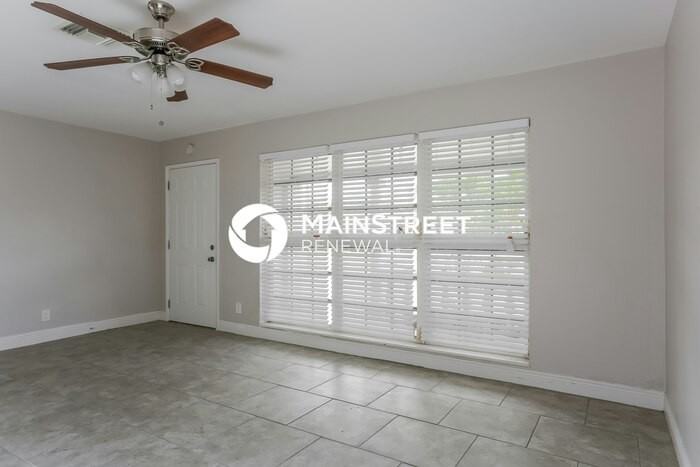 294 Ne 30th St - Photo 4 of 16