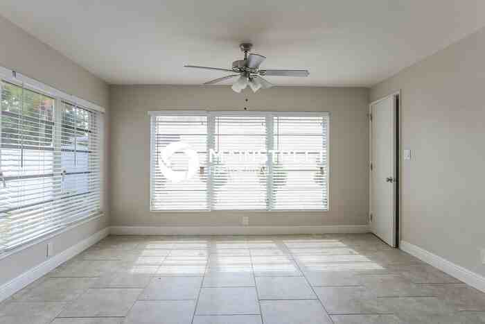 294 Ne 30th St - Photo 6 of 16