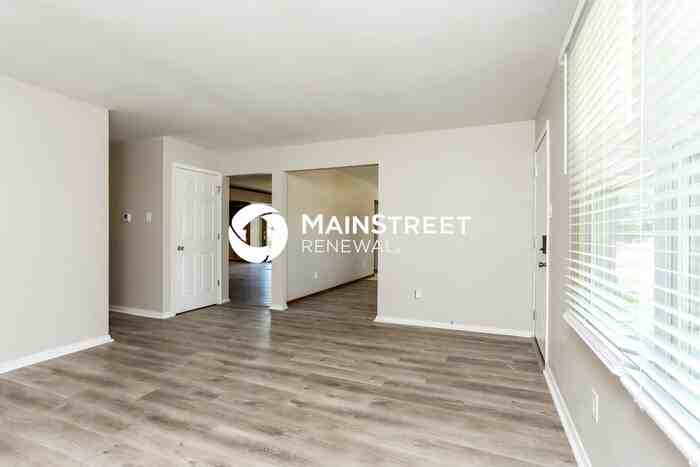 910 Silverstone Dr - Photo 5 of 17