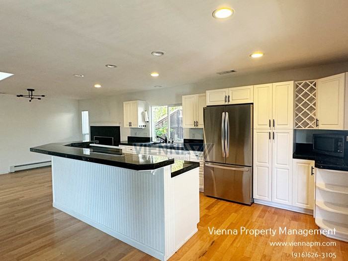 3881 N Lakeshore Blvd - Photo 6 of 30