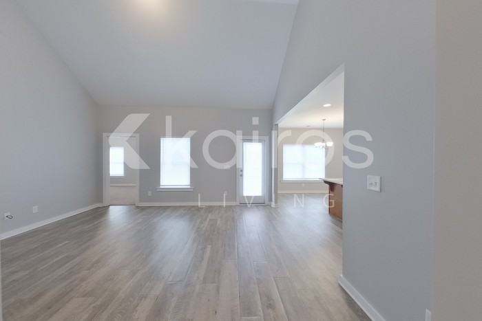 8005 Shadesbrook Dr - Photo 2 of 31
