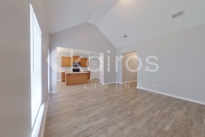 8005 Shadesbrook Dr - Photo 5 of 31