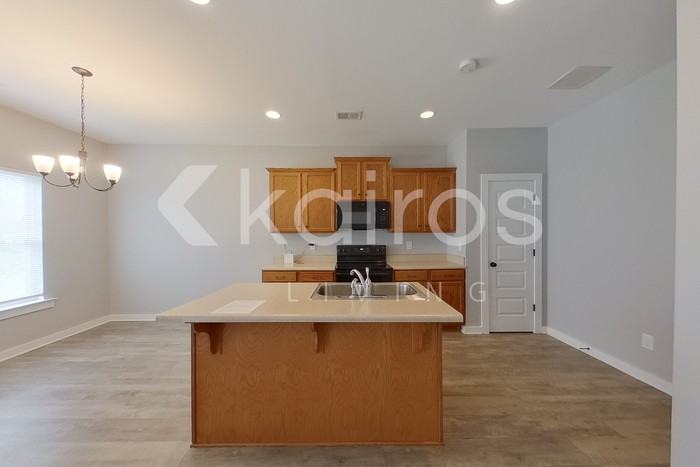 8005 Shadesbrook Dr - Photo 7 of 31