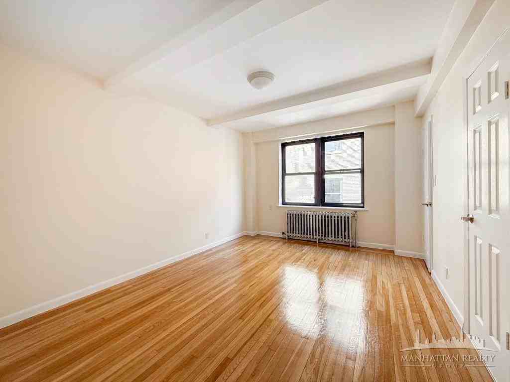 Amsterdam Ave #9H - Photo 2 of 7