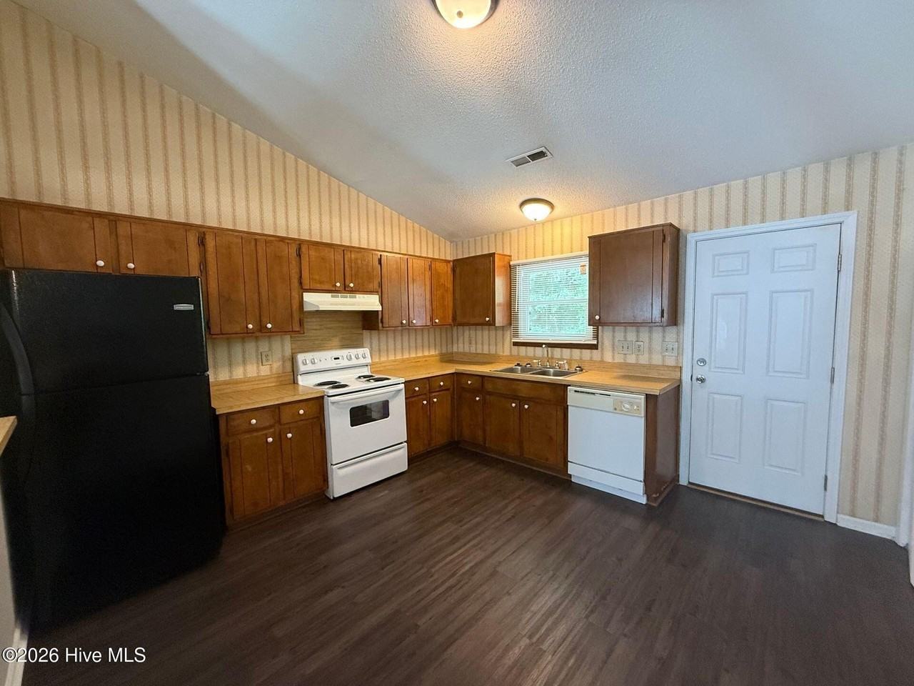 120 Corey Cir - Photo 2 of 7