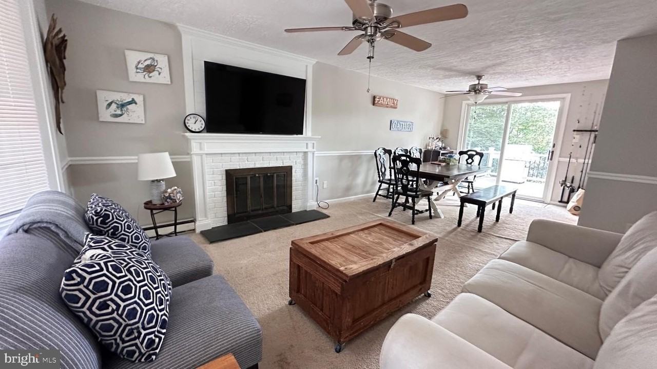 12154 Preston Dr - Photo 3 of 28