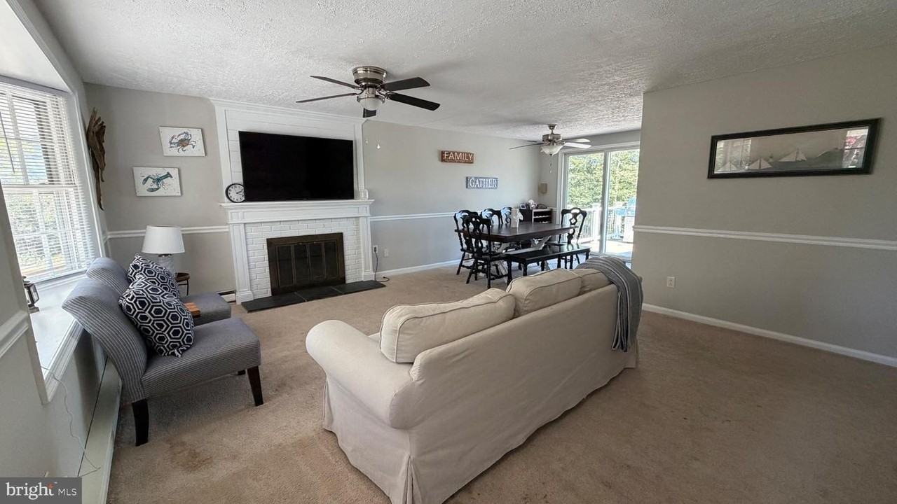 12154 Preston Dr - Photo 4 of 28