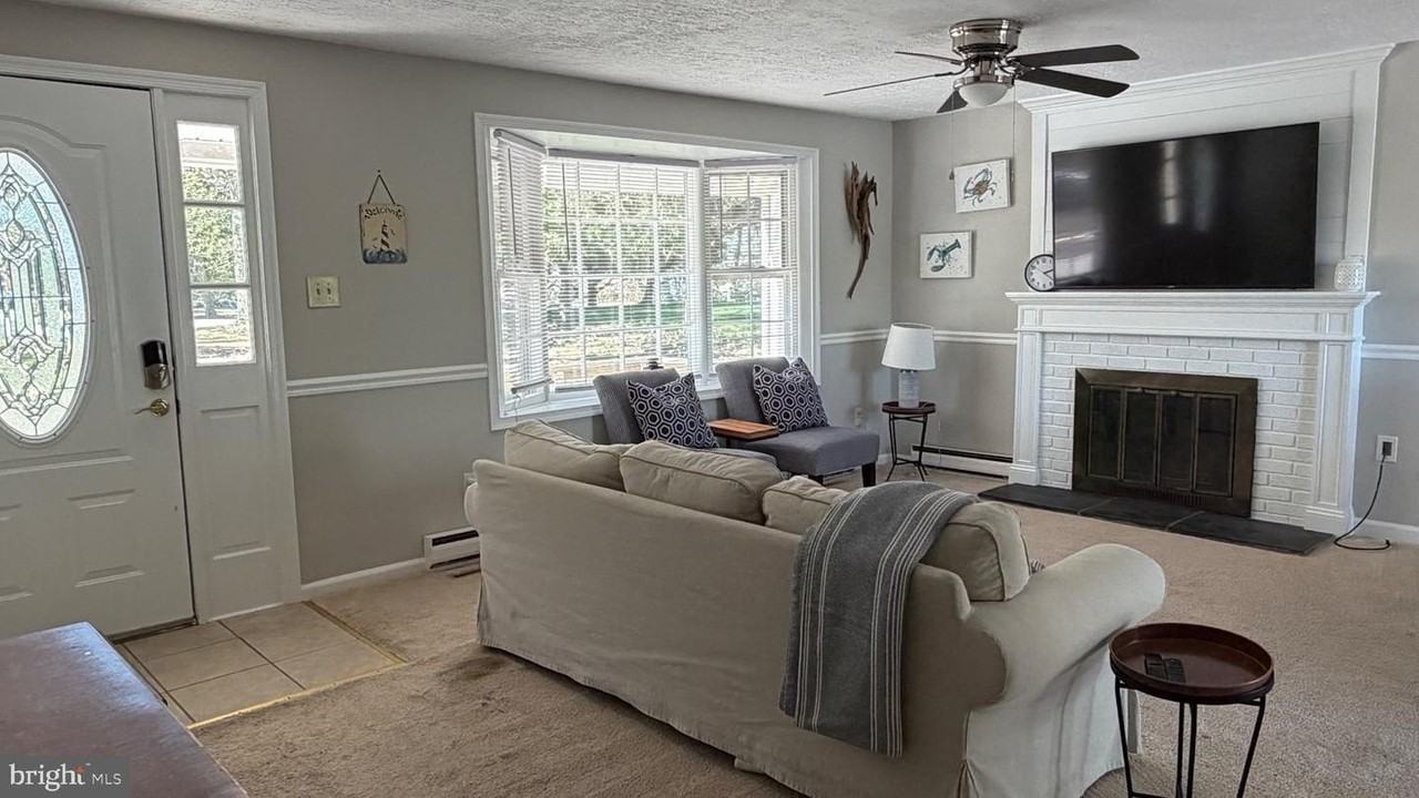 12154 Preston Dr - Photo 5 of 28