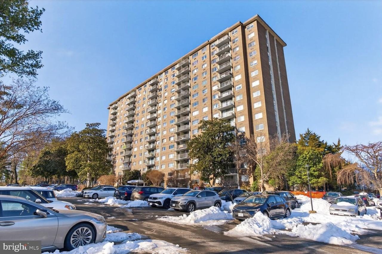 2059 Huntington Ave - Photo 4 of 16