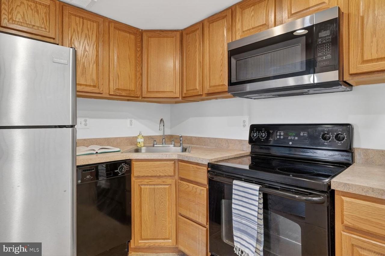 2059 Huntington Ave - Photo 7 of 16