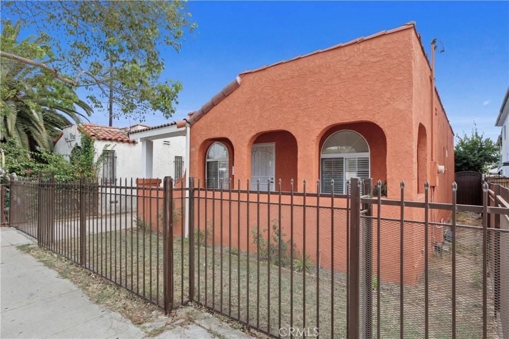 236 W Arbor Vitae St - Photo 3 of 36