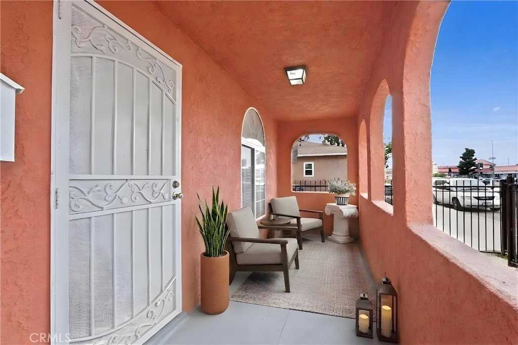 236 W Arbor Vitae St - Photo 4 of 36
